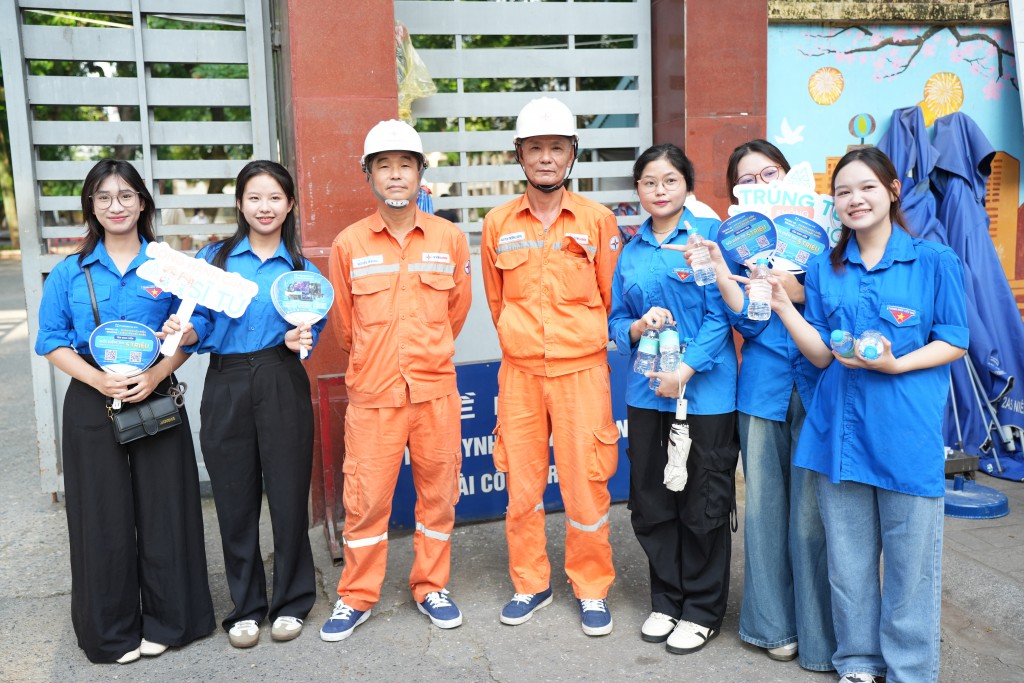 Nhiều lực lượng cùng chung tay góp phần vào một kỳ thi thành công Nhiều lực lượng cùng chung tay góp phần vào một kỳ thi thành công