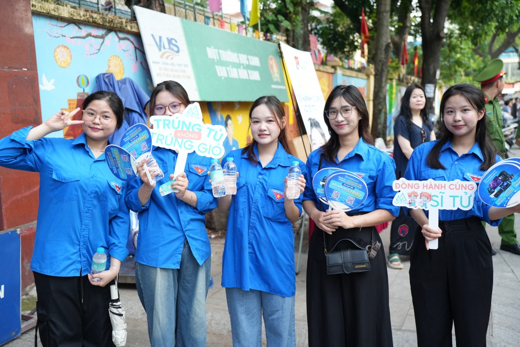 Các tình nguyện viên cổ vũ tinh thần sĩ tử vượt vũ môn Các tình nguyện viên cổ vũ tinh thần sĩ tử vượt vũ môn