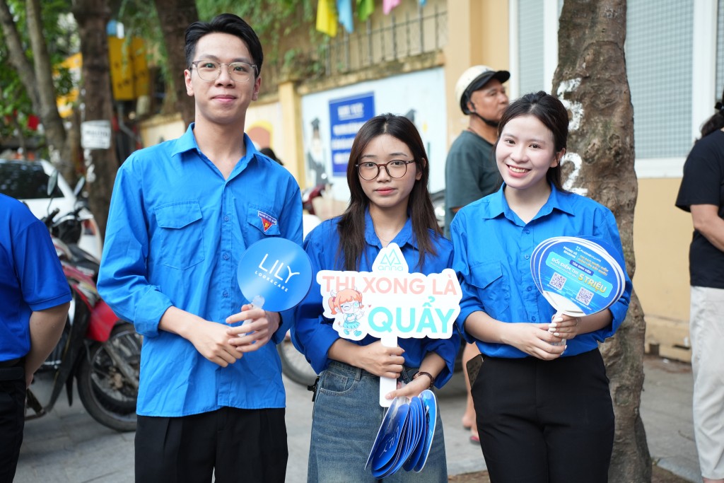 Bước vào môn thi đầu tiên: Phụ huynh thấp thỏm, thí sinh tự tin