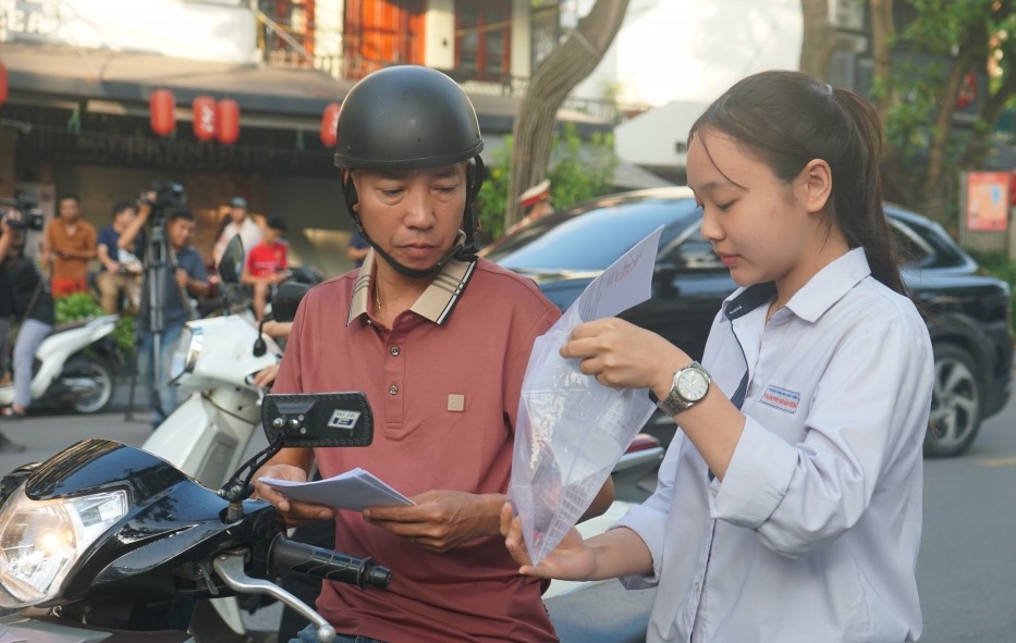 Kỳ thi của con, nỗi lo của bố mẹ