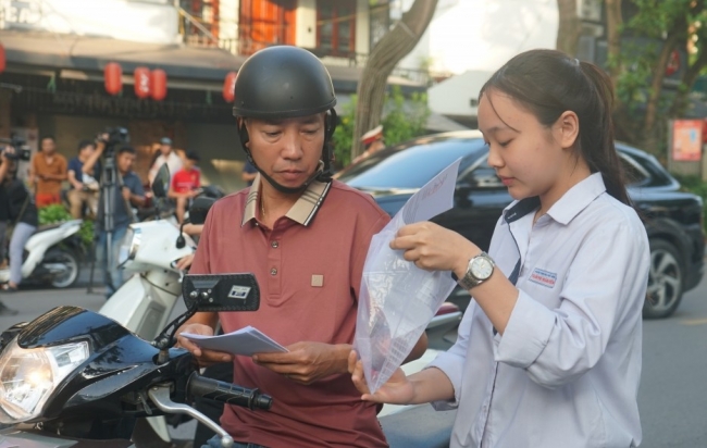 Kỳ thi của con, nỗi lo của bố mẹ
