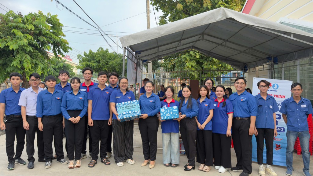 Tuổi trẻ Bình Dương tiếp lửa mùa thi cho hơn 17.000 thí sinh