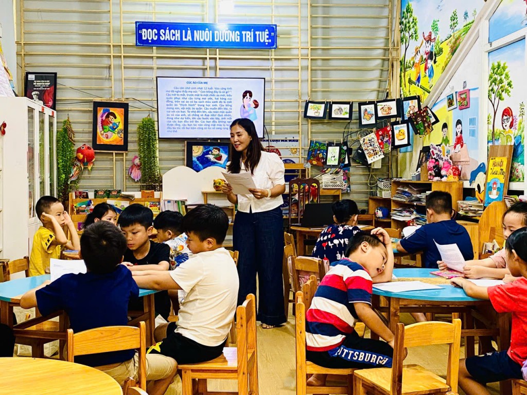 Các em học sinh thích thú tham gia câu lạc bộ Đọc sách cùng con
