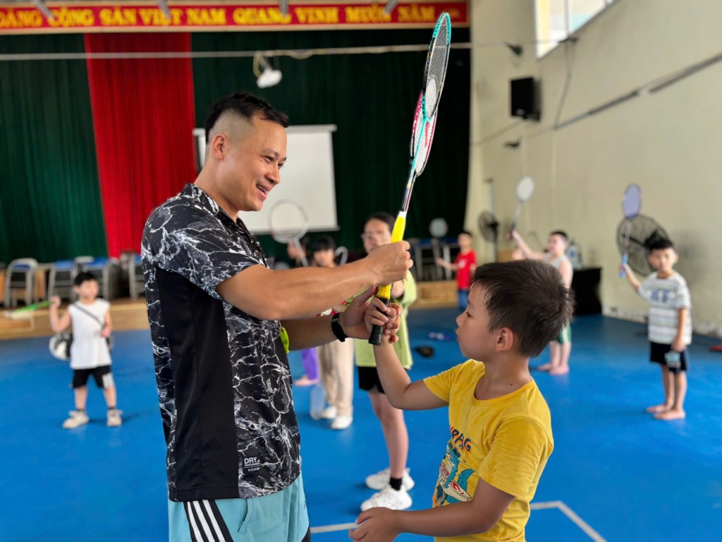 Ở câu lạc bộ Cầu lông, các em được sửa từng tư thế, dáng đứng, cách cầm vợt và vận động cổ tay
