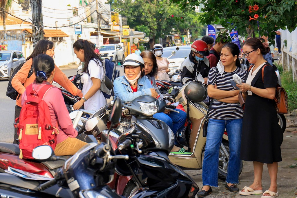 Các bậc phụ huynh ai nấy cũng lo lắng khi đưa con em đi thi