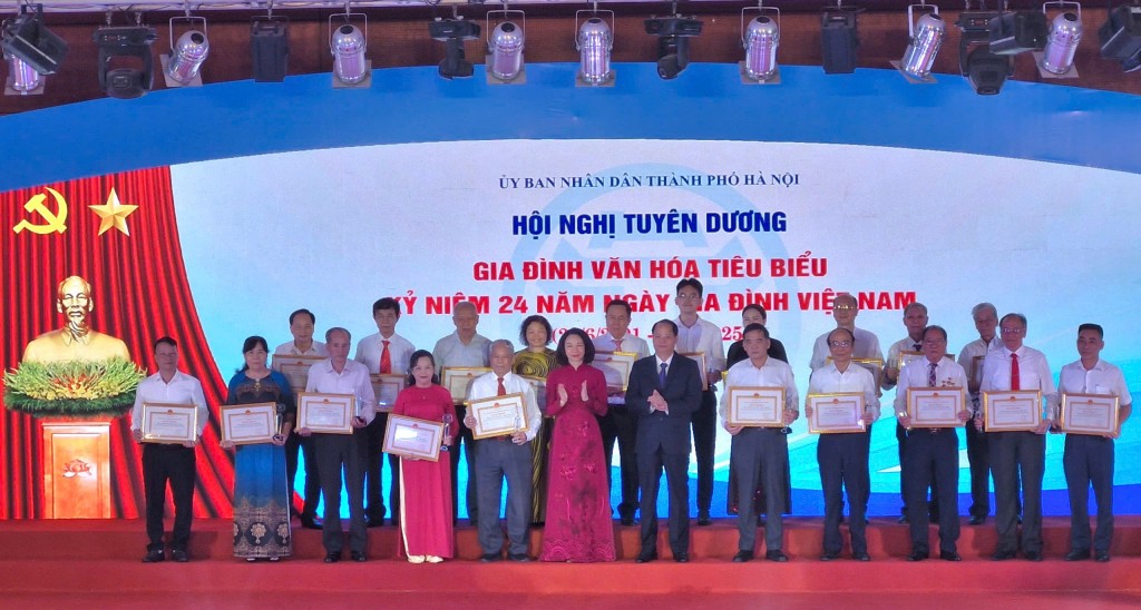 Đồng chí Nguyễn Doãn Toản và đồng chí Vũ Thu Hà tuyên dương các Gia đình văn hóa tiêu biểu của Thủ đô