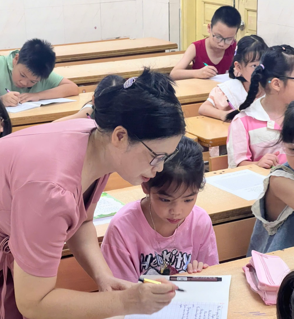 Các bạn nhỏ luyện viết chữ đẹp dịp hè
