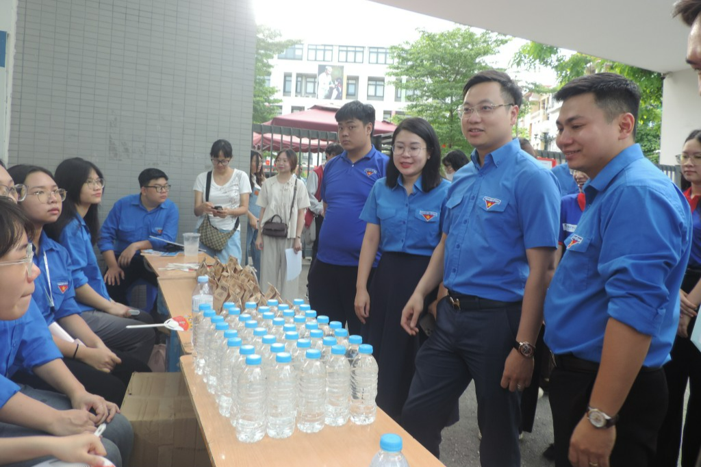 Tận tâm tiếp sức - yêu thương hiện hữu nơi trường thi