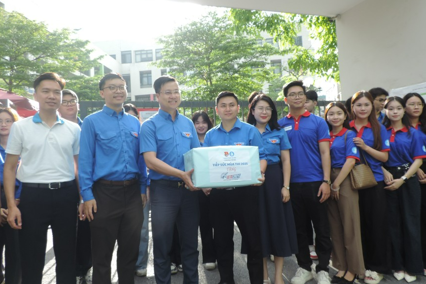 Phó Bí thư Thành đoàn Hà Nội Trần Quang Hưng trao tặng quà tới các tình nguyện viên tại điểm 