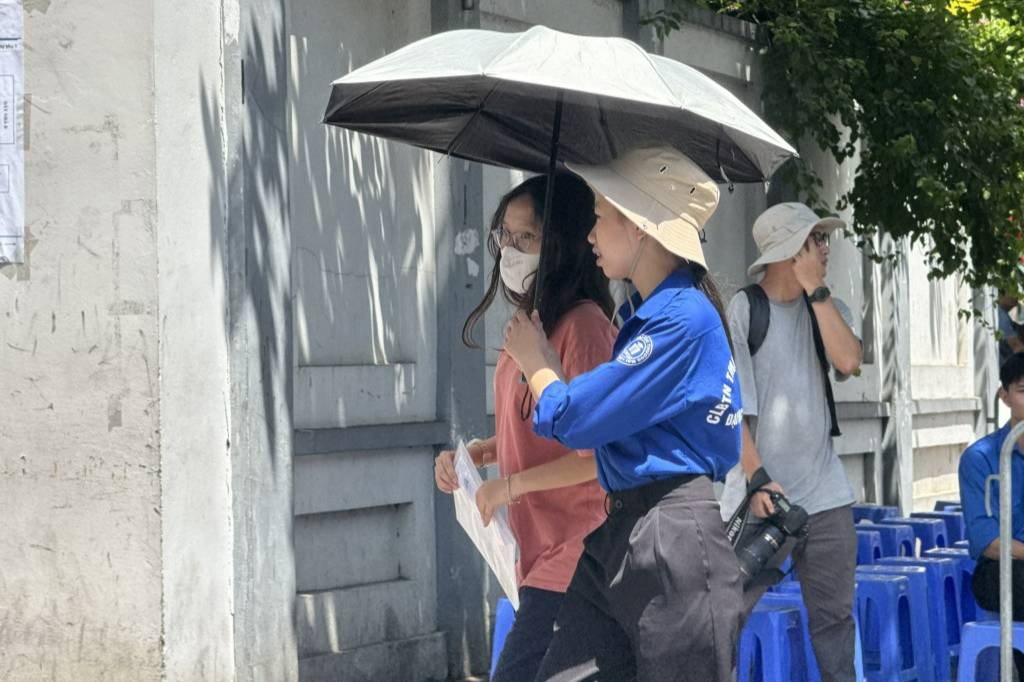 Tận tâm tiếp sức - yêu thương hiện hữu nơi trường thi