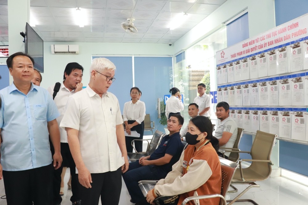 Lãnh đạo tỉnh Bình Dương thăm hỏi người dân đến giải quyết thủ tục hành chính theo mô hình phường mớiPhượng Châu