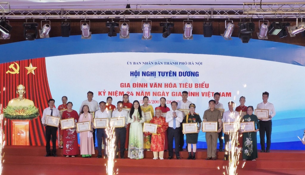 Đồng đồng chí Bạch Liên Hương - Thành ủy viên, Giám đốc Sở Văn hóa và Thể thao Hà Nội và đồng chí Nguyễn Thanh Bình - 
