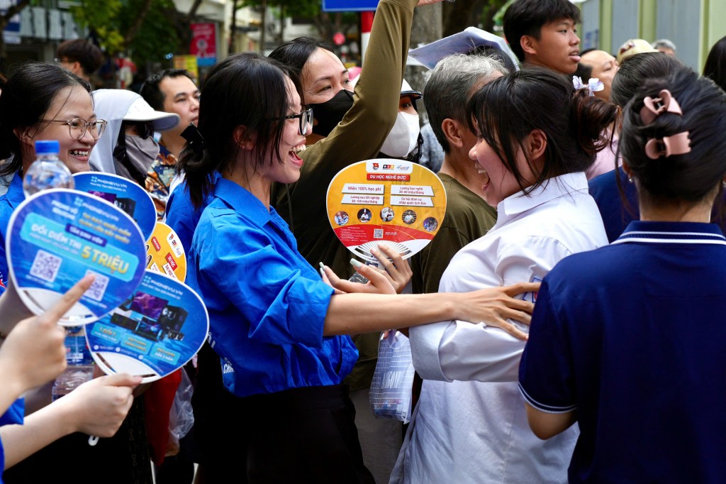 Thí sinh cười tươi khi hoàn thành môn Ngữ văn. Ảnh: Phạm Mạnh