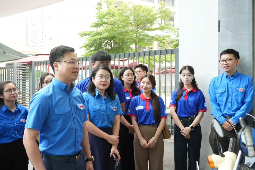 Tận tâm tiếp sức - yêu thương hiện hữu nơi trường thi
