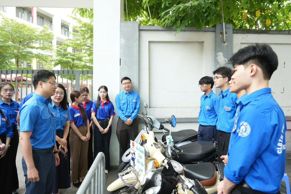 Tận tâm tiếp sức - yêu thương hiện hữu nơi trường thi