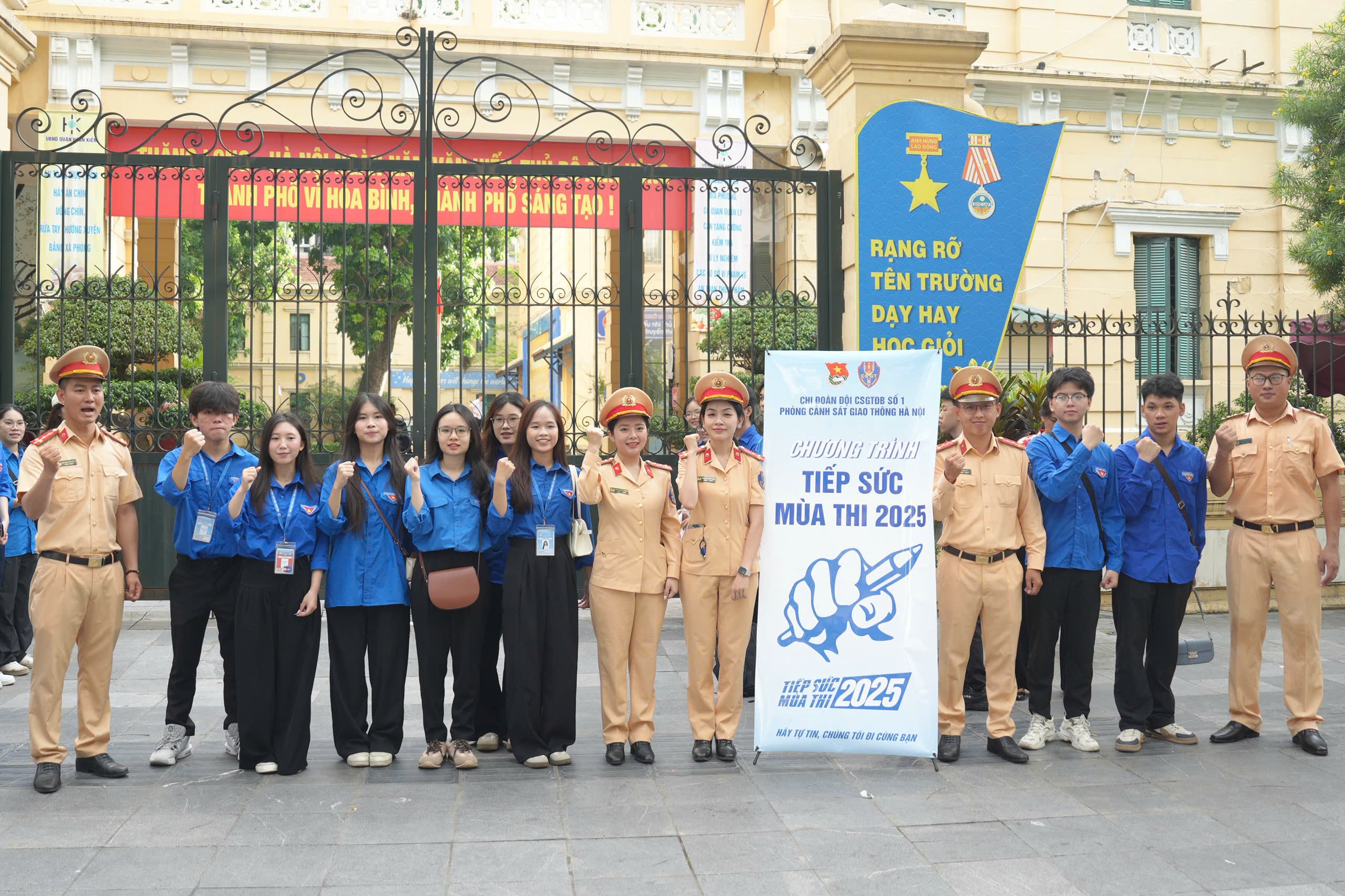 Nụ cười tươi tắn của thí sinh sau buổi thi tốt nghiệp môn Văn