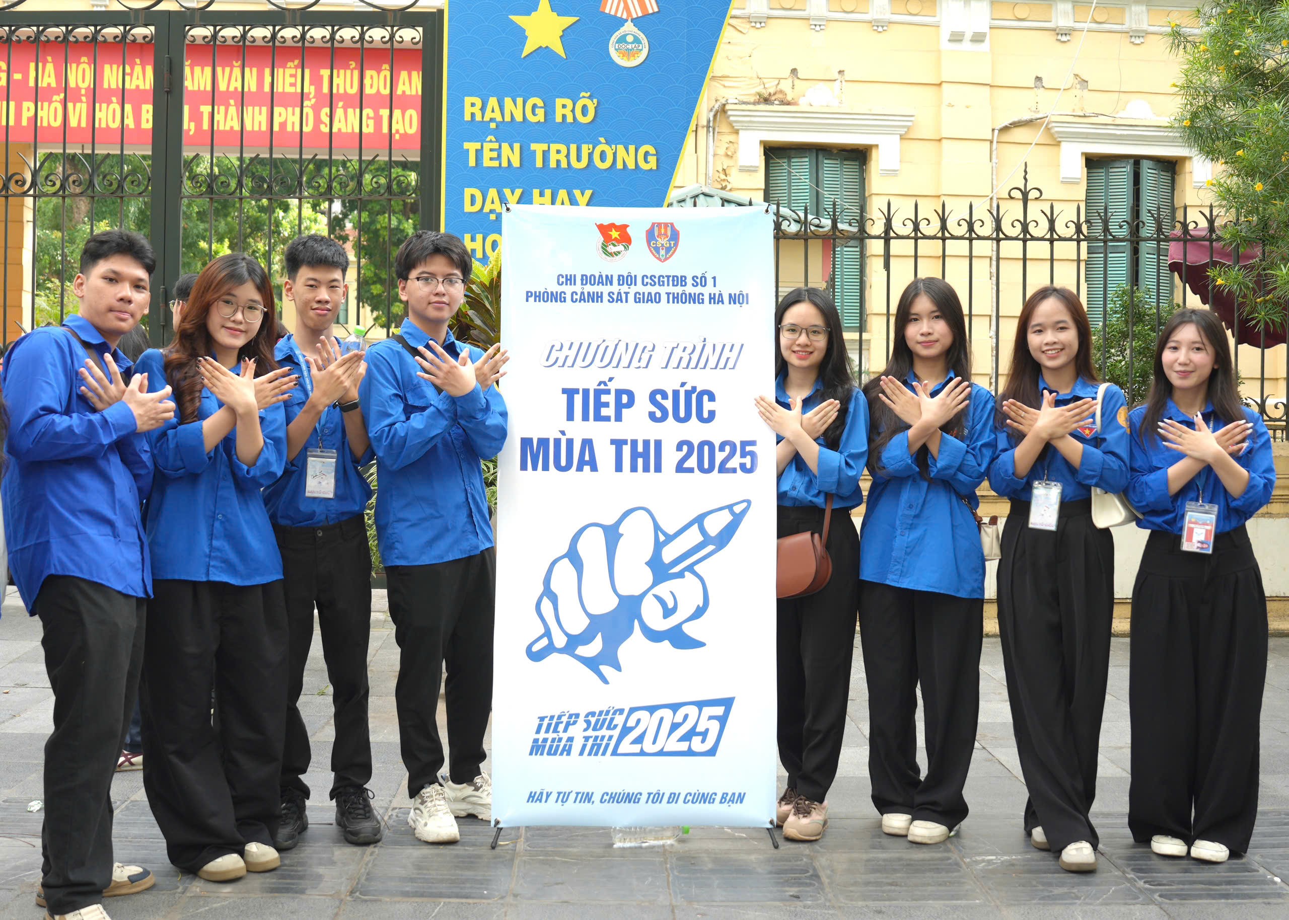Nụ cười tươi tắn của thí sinh sau buổi thi tốt nghiệp môn Văn