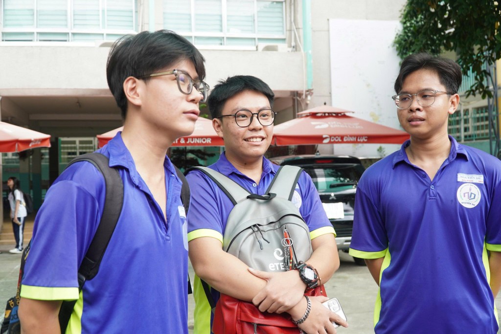 Thí sinh rạng rỡ sau khi hoàn thành bài thi Ngữ văn, tự tin đạt điểm cao