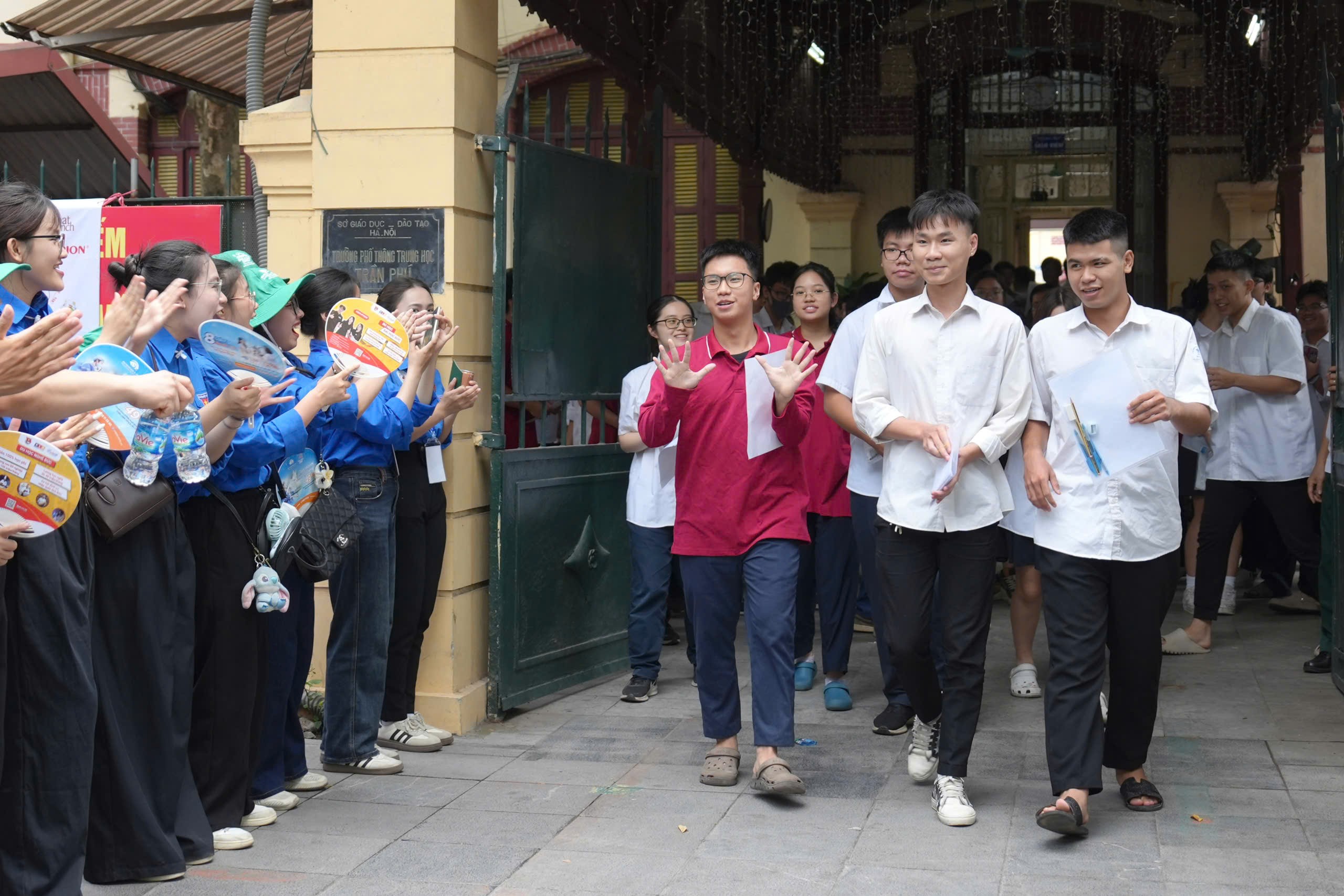 Nụ cười tươi tắn của thí sinh sau buổi thi tốt nghiệp môn Văn
