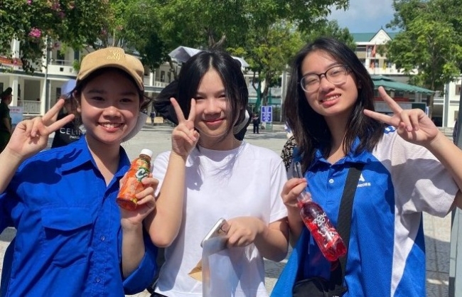 Áo xanh chở yêu thương giữa nắng hè Hà Nội