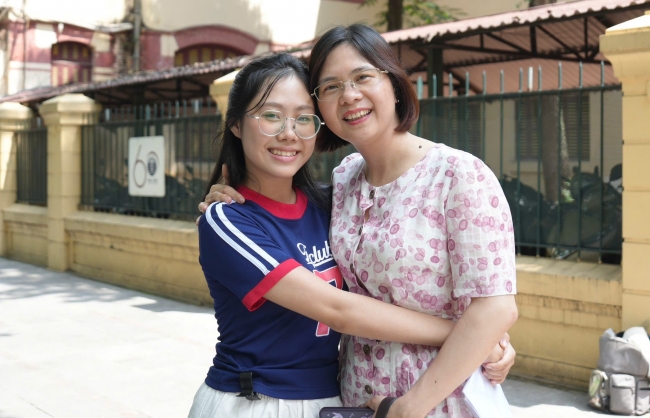 Nụ cười tươi tắn của thí sinh sau buổi thi tốt nghiệp môn Văn