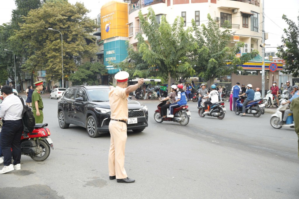 Lực lượng CSGT có mặt từ sớm để điều tiết giao thông