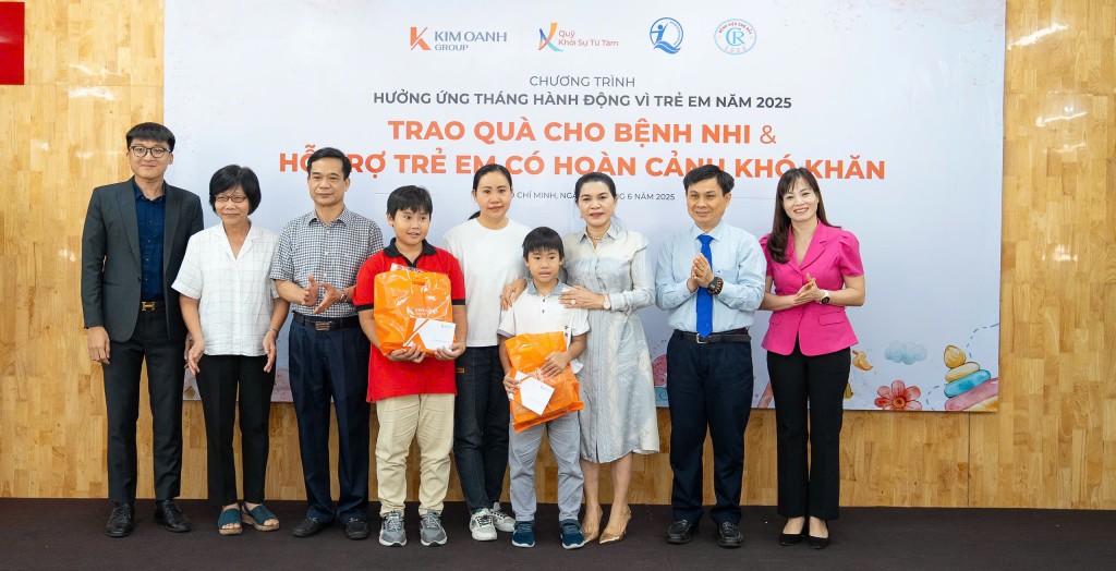 Lãnh đạo Quỹ BTTEVN, Cục Bà mẹ và Trẻ em, Quỹ Khởi sự Từ Tâm trao quà cho gia đình trẻ em có người thân hiến tạng.