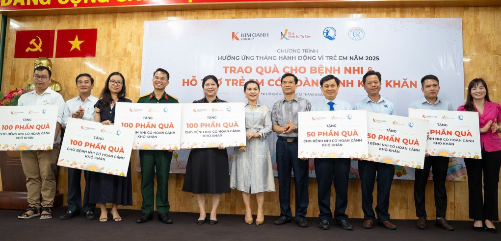 Lãnh đạo Quỹ BTTEVN, Cục Bà mẹ và Trẻ em, Quỹ Khởi sự từ tâm trao biển tượng trưng tặng quà tới bệnh nhi đang điều trị bệnh tại các bệnh viện