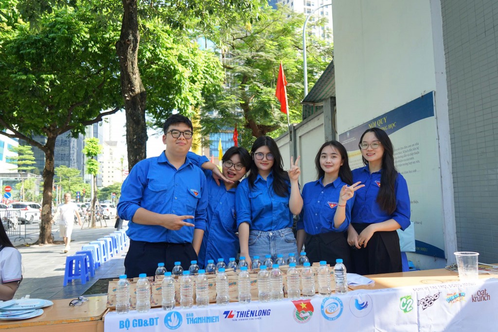 Áo xanh chở yêu thương giữa nắng hè Hà Nội
