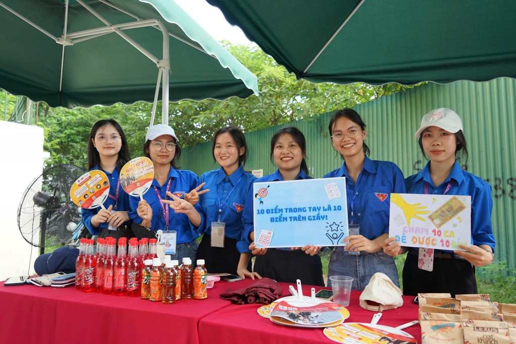 Áo xanh chở yêu thương giữa nắng hè Hà Nội