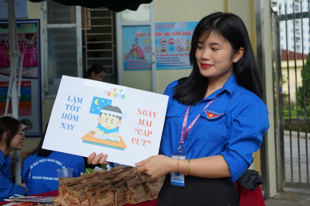 Áo xanh chở yêu thương giữa nắng hè Hà Nội