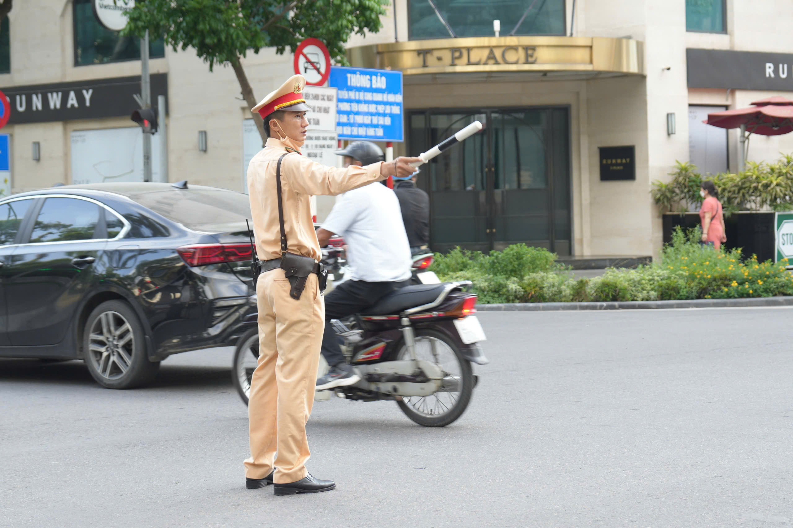 Để đảm bảo ngày thi đầu tiên diễn ra suôn sẻ, ngay từ sáng sớm, lực lượng Cảnh sát giao thông đã có mặt tại các nút giao thông trọng điểm và các tuyến đường dẫn đến những điểm thi để điều tiết, phân luồng, tránh tình trạng ùn tắc