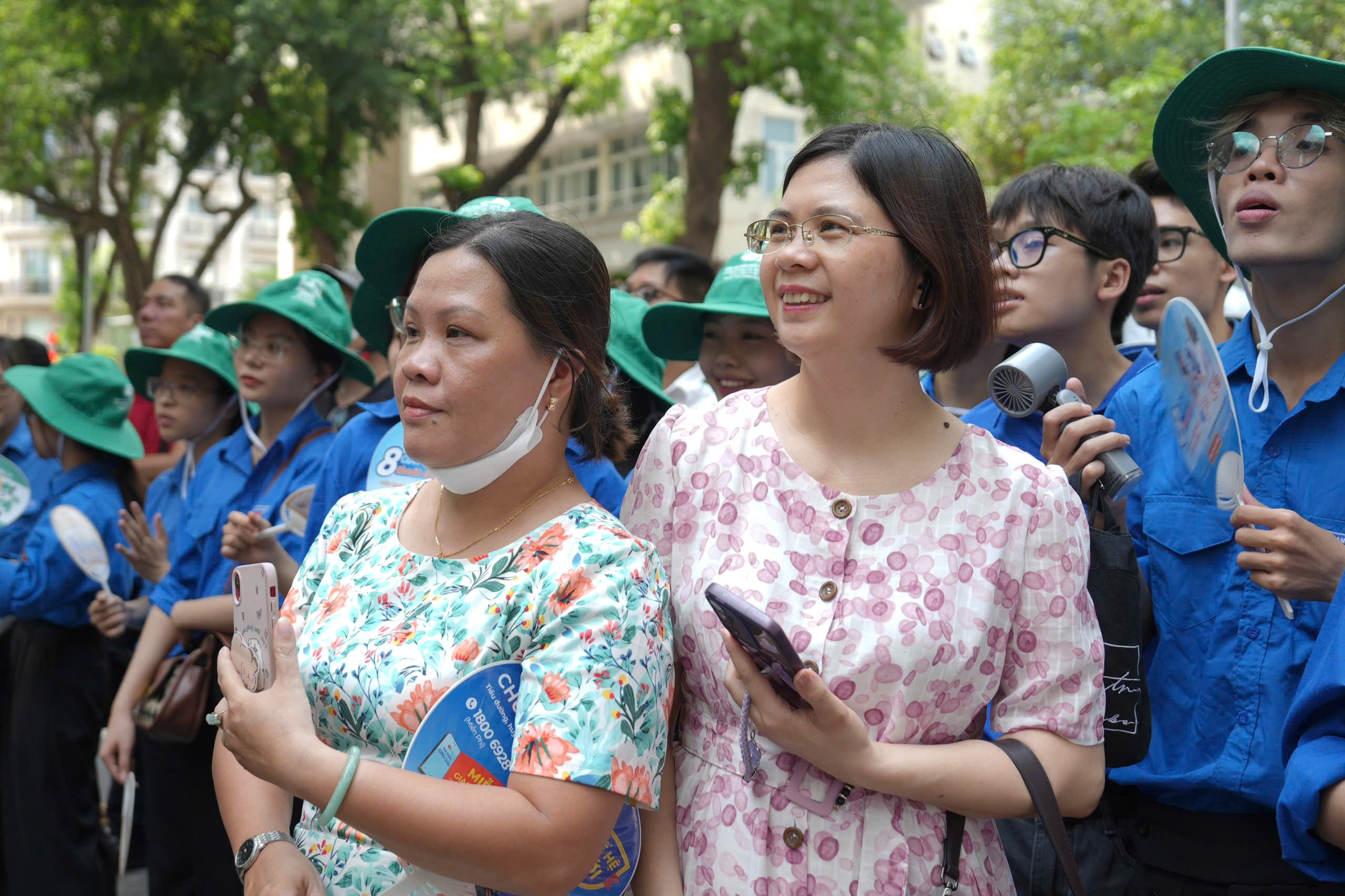 Sau khi đưa con đến điểm thi, nhiều phụ huynh chọn ở lại, ngồi bên ngoài chờ đợi con