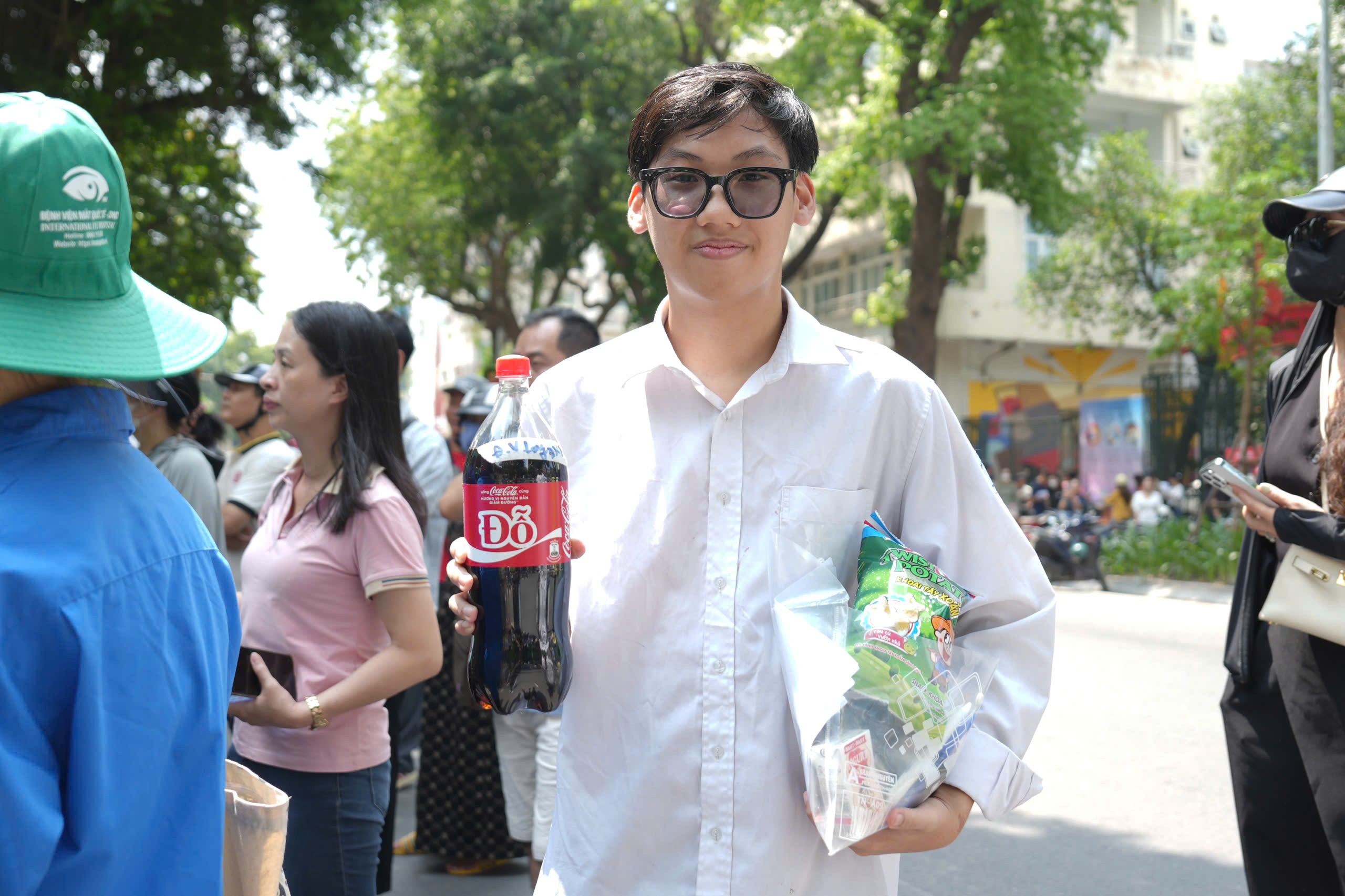 Nụ cười tươi tắn của thí sinh sau buổi thi tốt nghiệp môn Văn