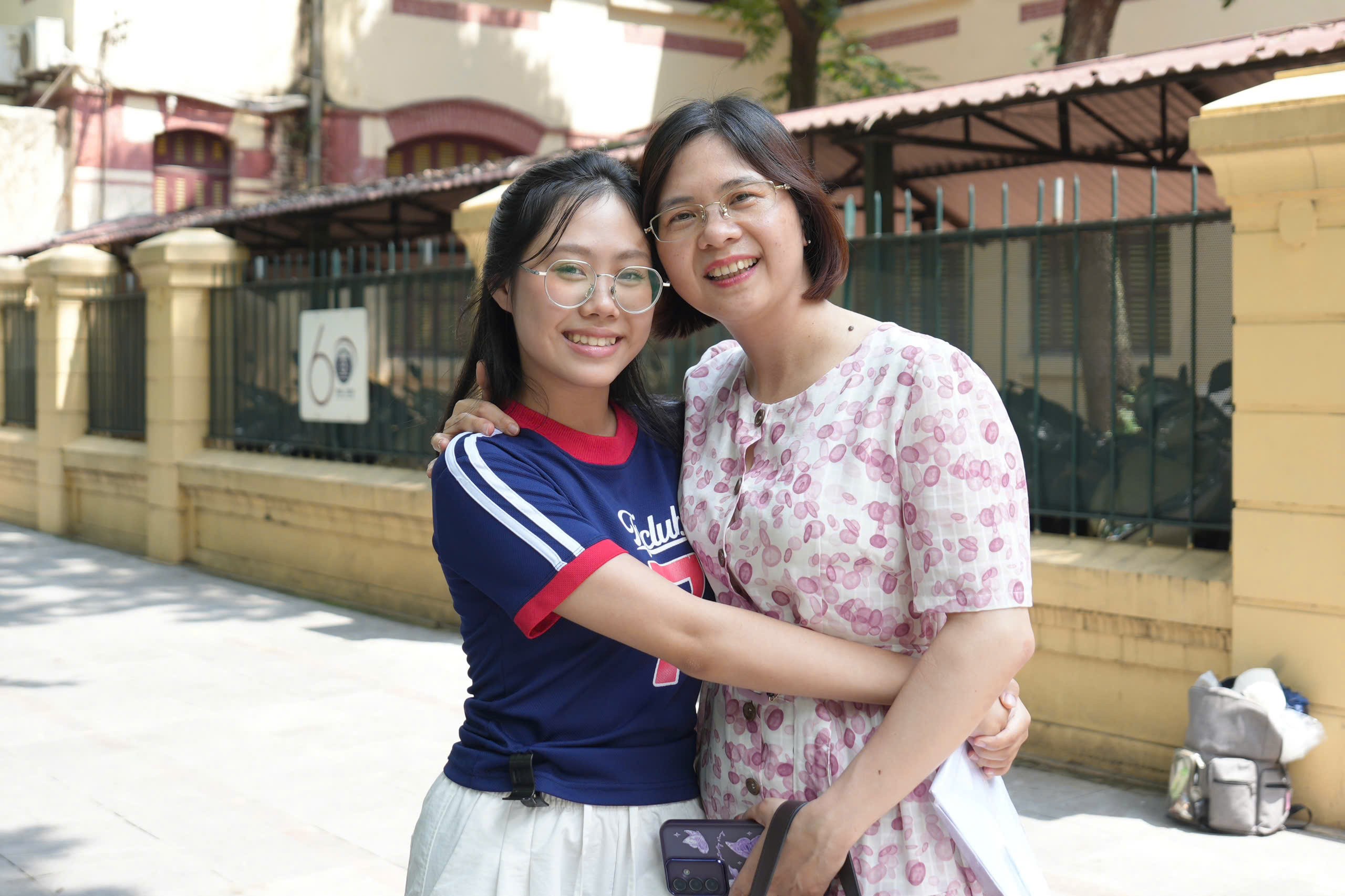  tại các điểm thi, hình ảnh phụ huynh ân cần động viên, trao những cái ôm, nụ hôn khích lệ tinh thần cho các sĩ tử đã trở thành điểm nhấn ấm áp.