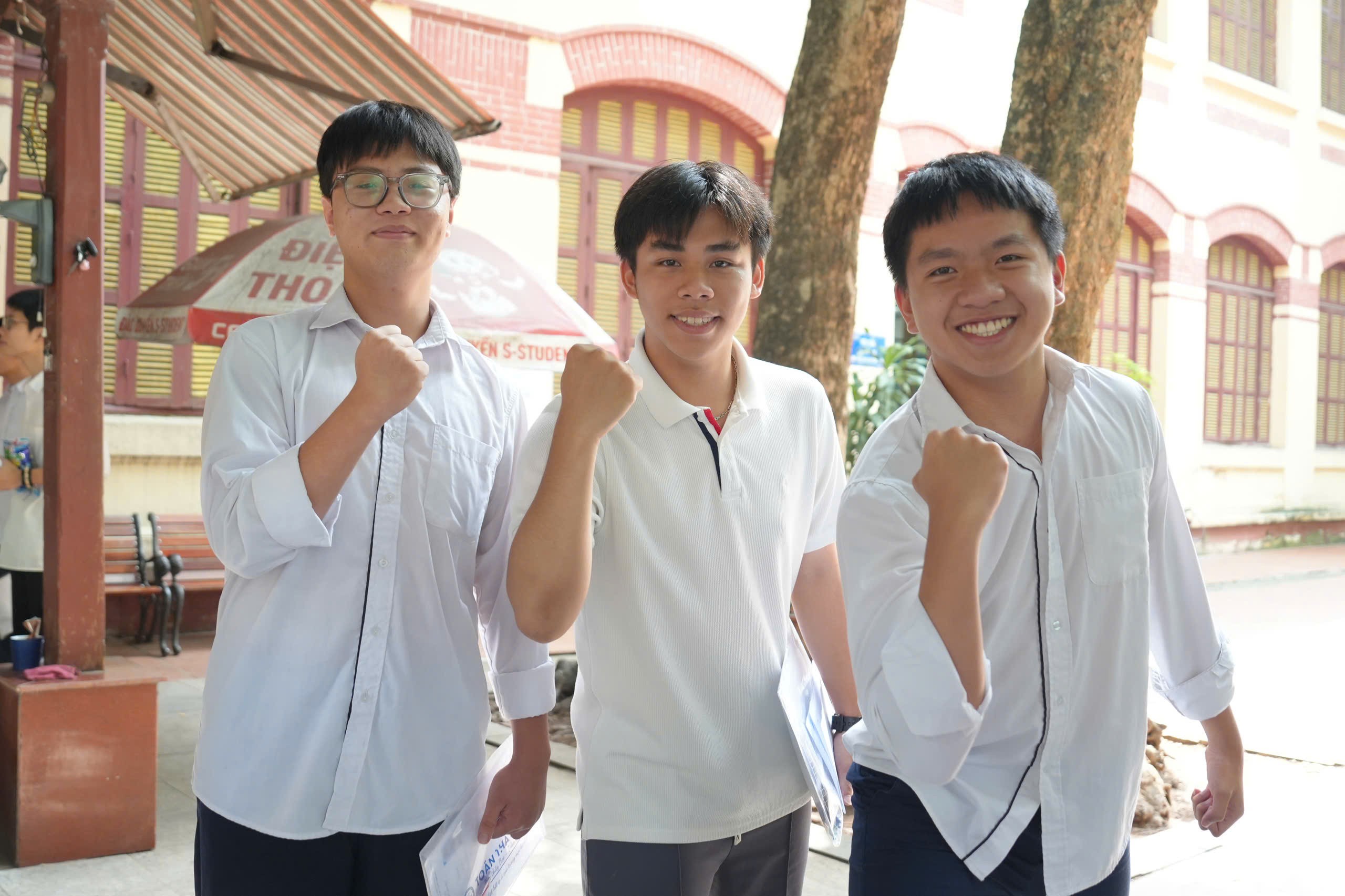 Nụ cười tươi tắn của thí sinh sau buổi thi tốt nghiệp môn Văn