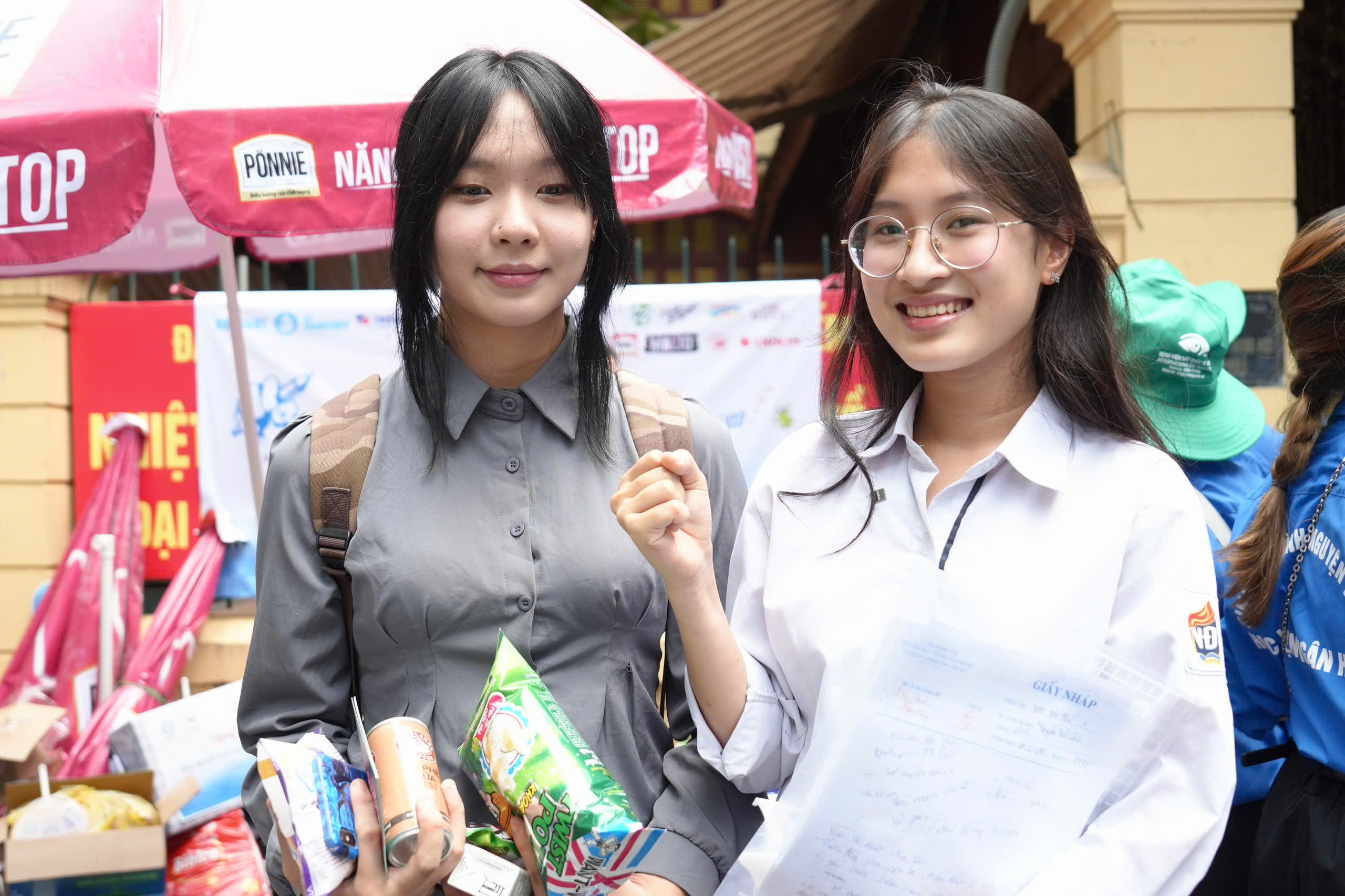 Nụ cười tươi tắn của thí sinh sau buổi thi tốt nghiệp môn Văn