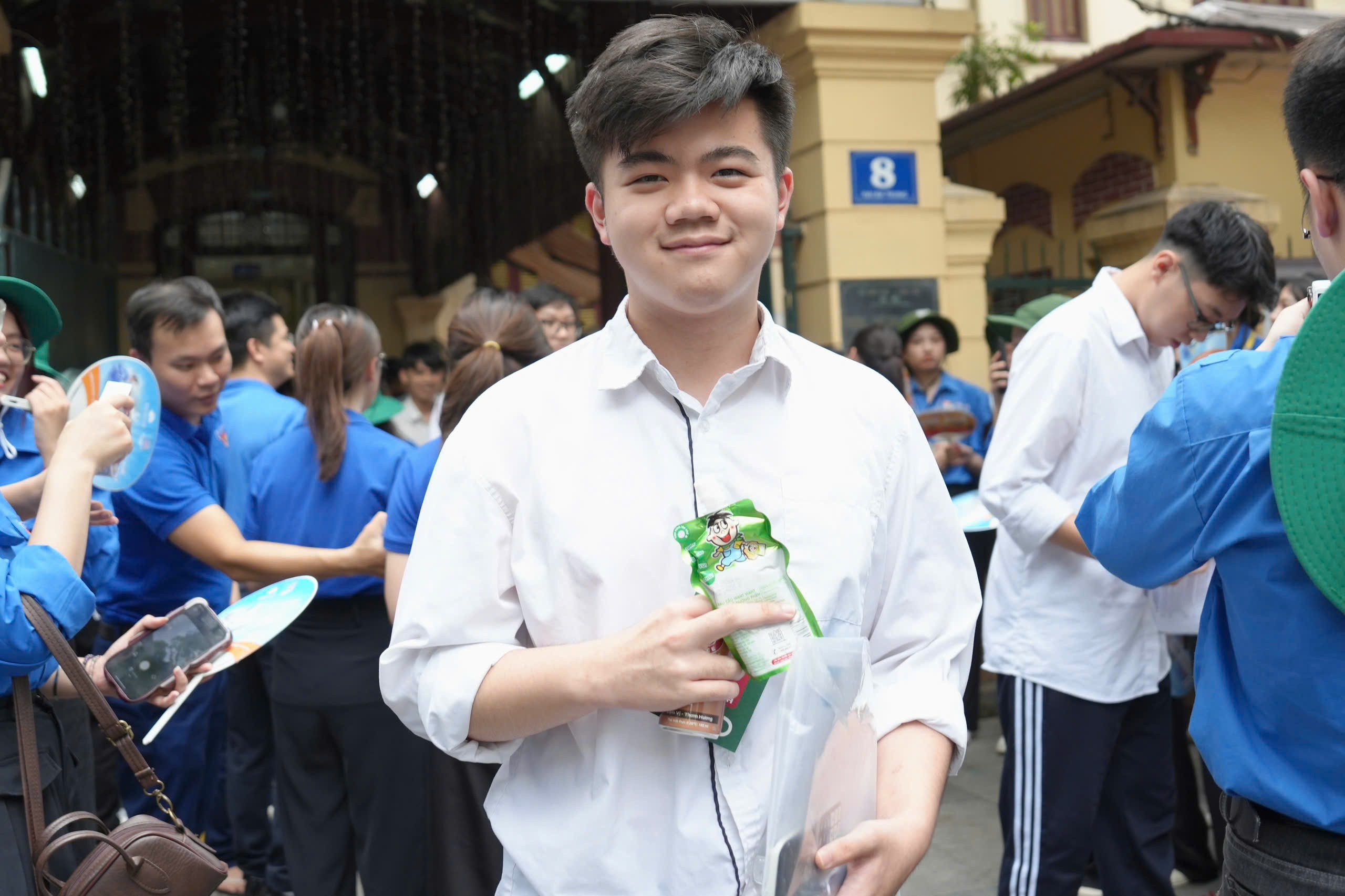 Nét rạng rỡ của thí sinh sau khi kết thúc bài thi môn Ngữ văn, kỳ thi tốt nghiệp THPT năm 2025. Ảnh: Hải Nguyễn