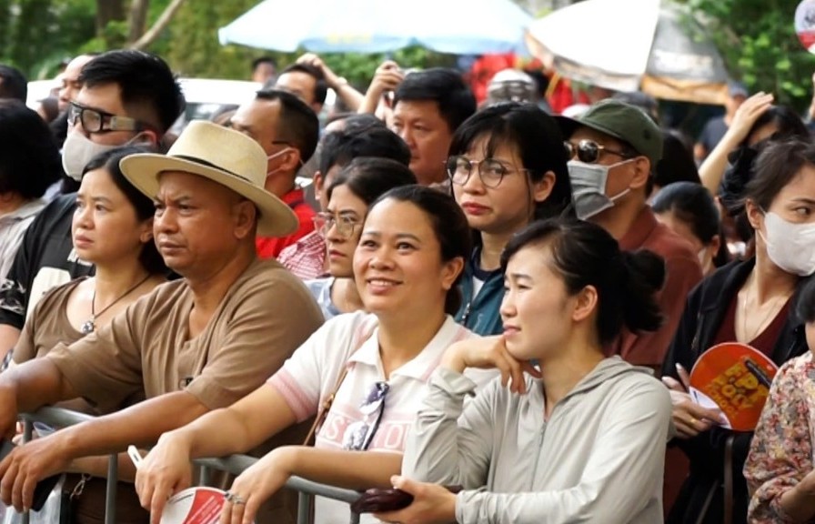 Cha mẹ đứng ngồi không yên ngoài cổng trường đợi con “vượt vũ môn”