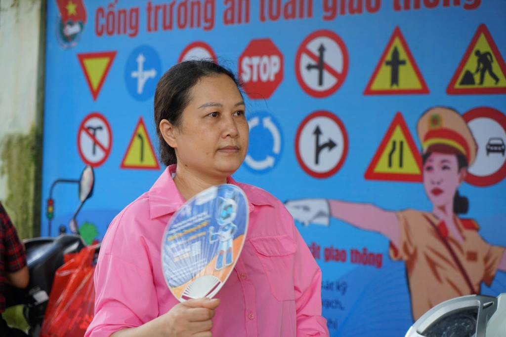 Cha mẹ đứng ngồi không yên ngoài cổng trường đợi con “vượt vũ môn”