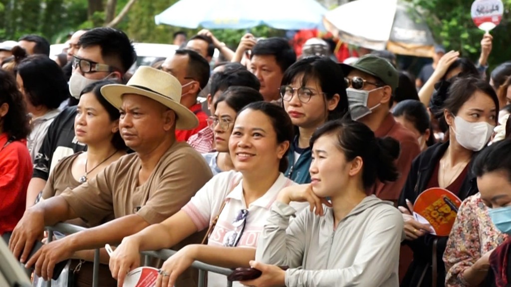 Cha mẹ đứng ngồi không yên ngoài cổng trường đợi con “vượt vũ môn”