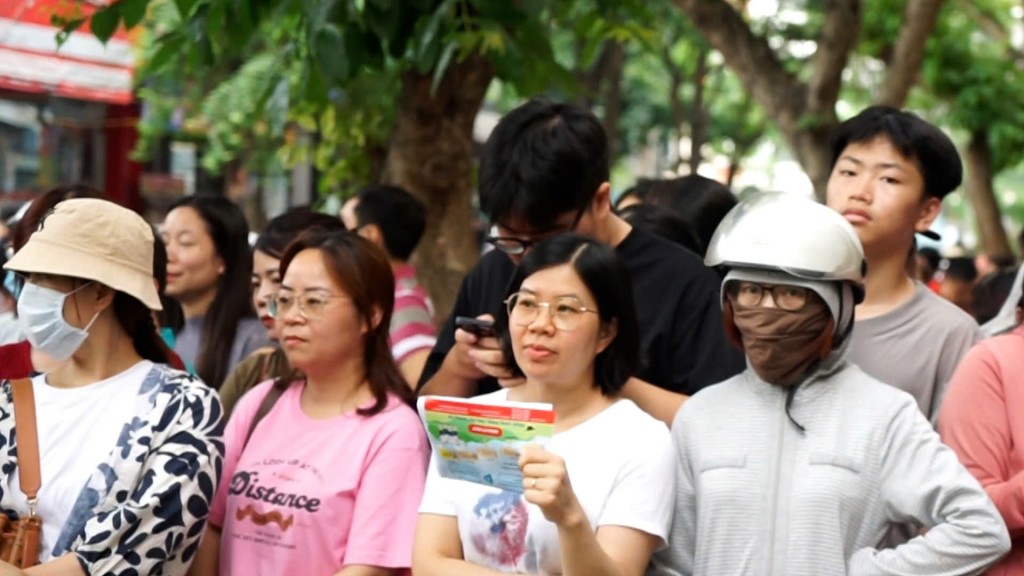 Cha mẹ đứng ngồi không yên ngoài cổng trường đợi con “vượt vũ môn”