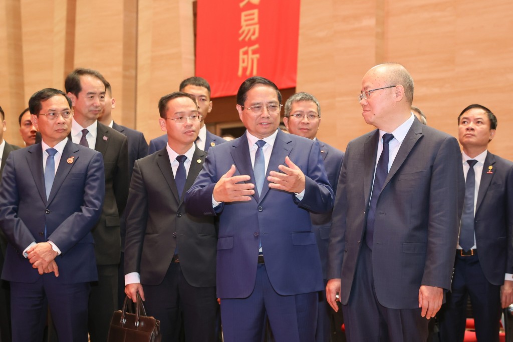 Thủ tướng trao đổi với lãnh đạo SSE để tìm hiểu kinh nghiệm phát triển trung tâm tài chính quốc tế Thượng Hải - Ảnh: VGP/Nhật Bắc