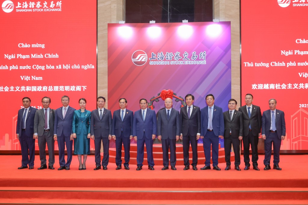 Thủ tướng và Đoàn công tác chụp ảnh lưu niệm với lãnh đạo SSE - Ảnh: VGP/Nhật Bắc