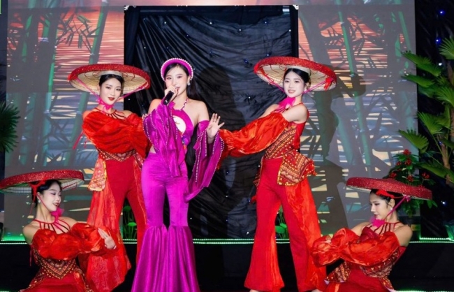 “Model kid” tỏa sáng lấp lánh giữa khu rừng nhiệt đới