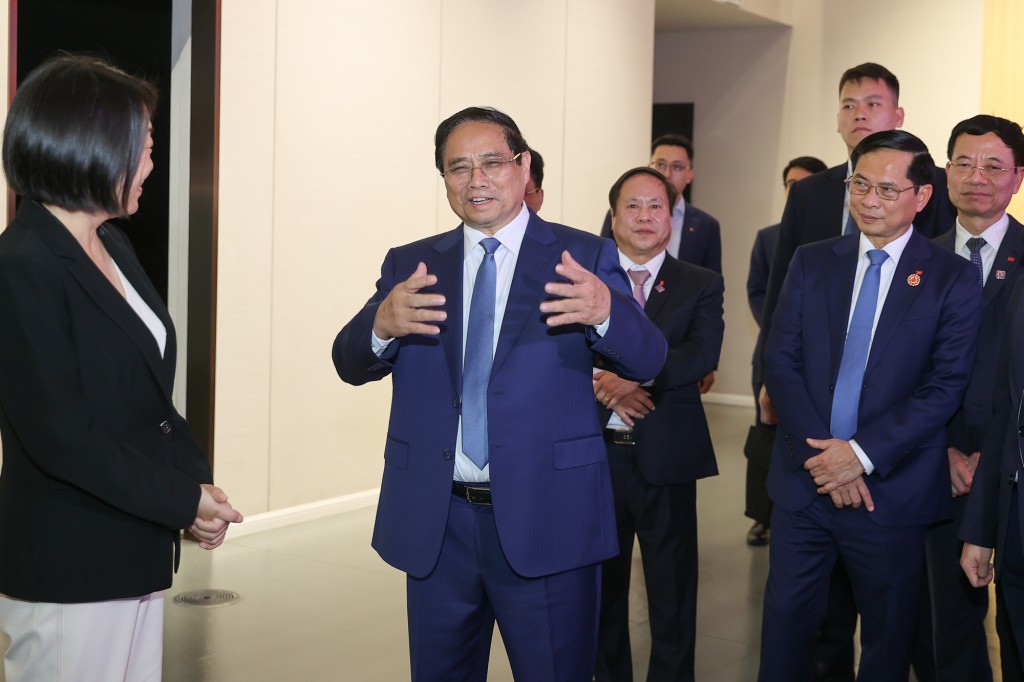 Thủ tướng nhấn mạnh một số bài học kinh nghiệm quan trọng qua sự phát triển của Phố Đông và Thượng Hải: Quy hoạch phải đi trước một bước; nguồn tài chính; đào tạo nhân lực; lựa chọn công nghệ lõi để phát triển; nâng cao đời sống vật chất, tinh thần của nhân dân - Ảnh: VGP/Nhật Bắc