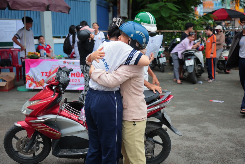 Phụ huynh động viên con em trước khi vào phòng thi