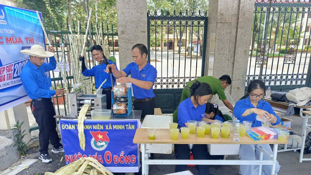 Cơm miễn phí, nước mía 0 đồng “tiếp sức” thí sinh