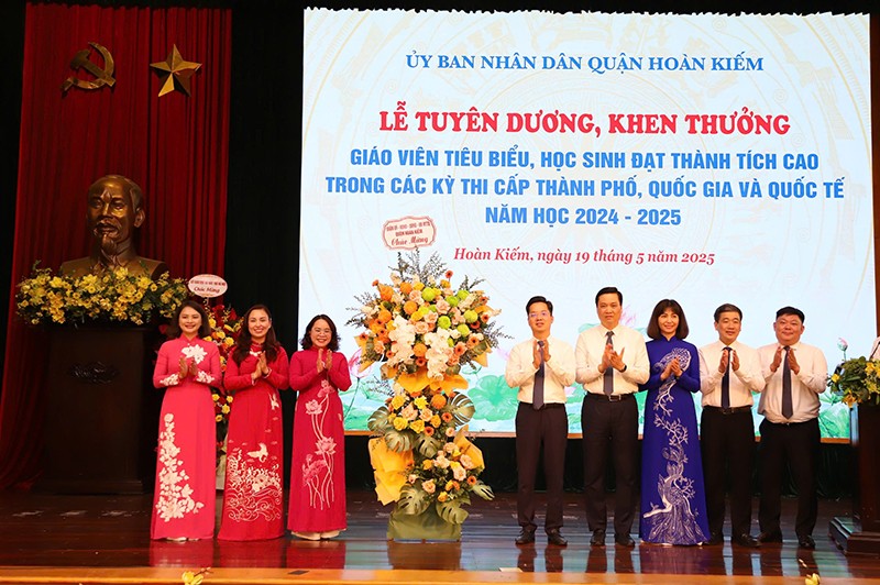 Các đồng chí lãnh đạo Quận uỷ, UBND quận Hoàn Kiếm chúc mừng thành tích của Phòng GD&ĐT quận Hoàn Kiếm