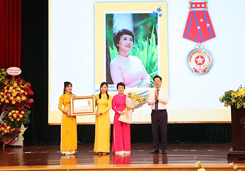 Thừa uỷ quyền của Chủ tịch nước, Bí thư Quận uỷ Hoàn Kiếm Vũ Đăng Định trao Huân chương Lao động hạng Ba cho Nhà giáo Vũ Thị Kim Thanh - Hiệu trưởng Trường Mầm non CLC 20-10